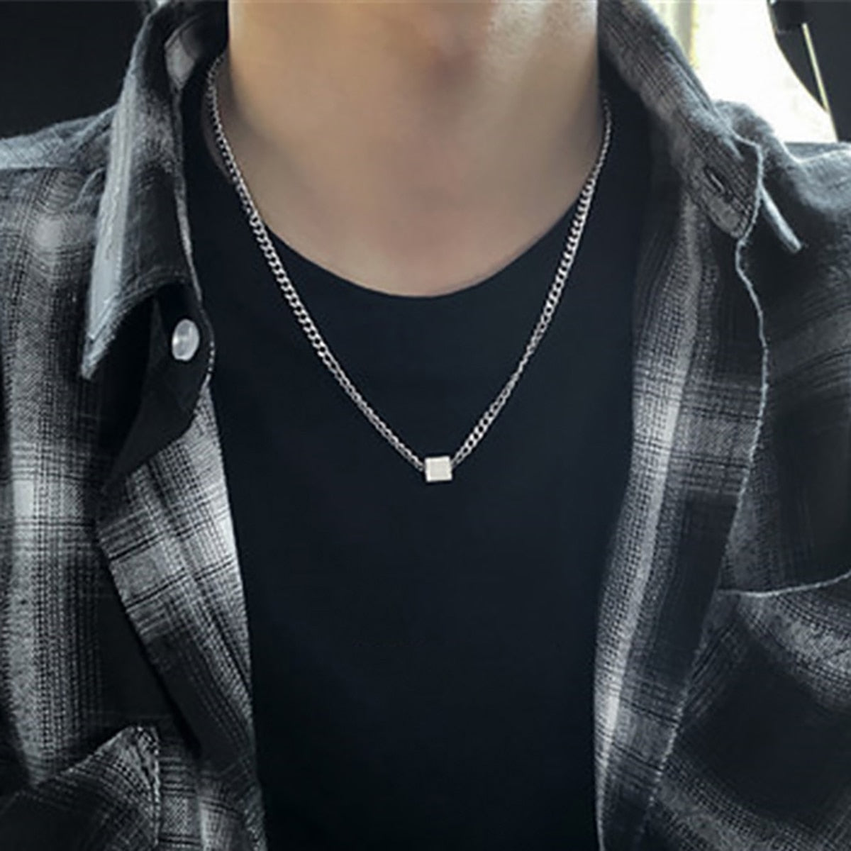 CHAIN WITH CUBE PENDANTS
