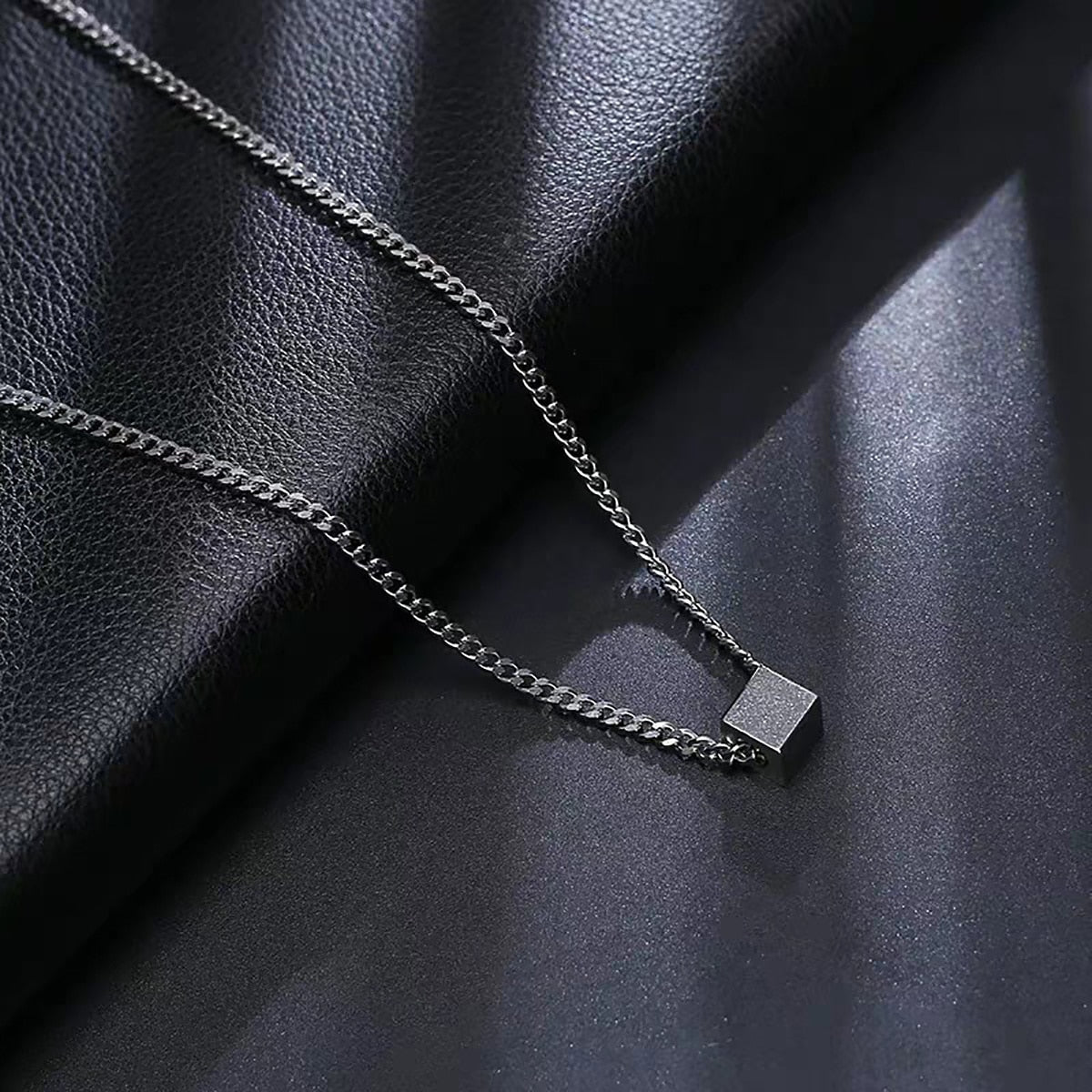 CHAIN WITH CUBE PENDANTS