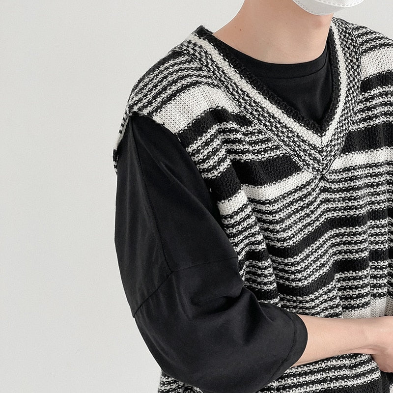 V-NECK STRIPED VEST - INTOHYPEZONE