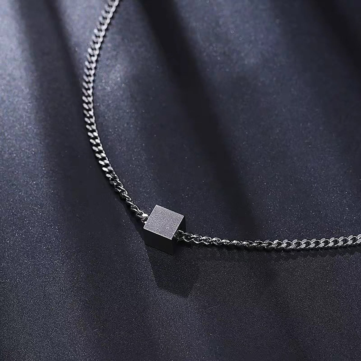 CHAIN WITH CUBE PENDANTS